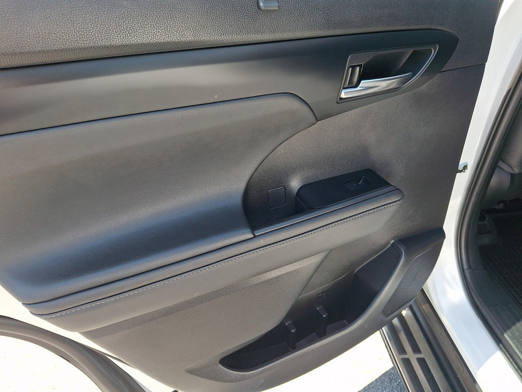 Used 2022 Toyota Highlander XLE AWD/4WD image 23
