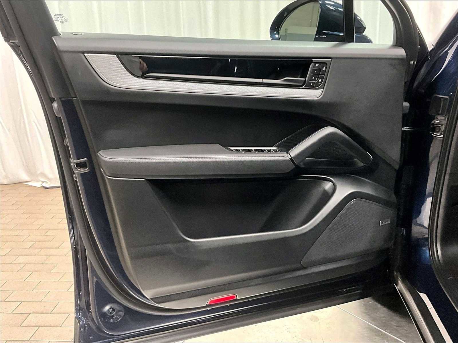 Used 2024 Porsche Cayenne image 25