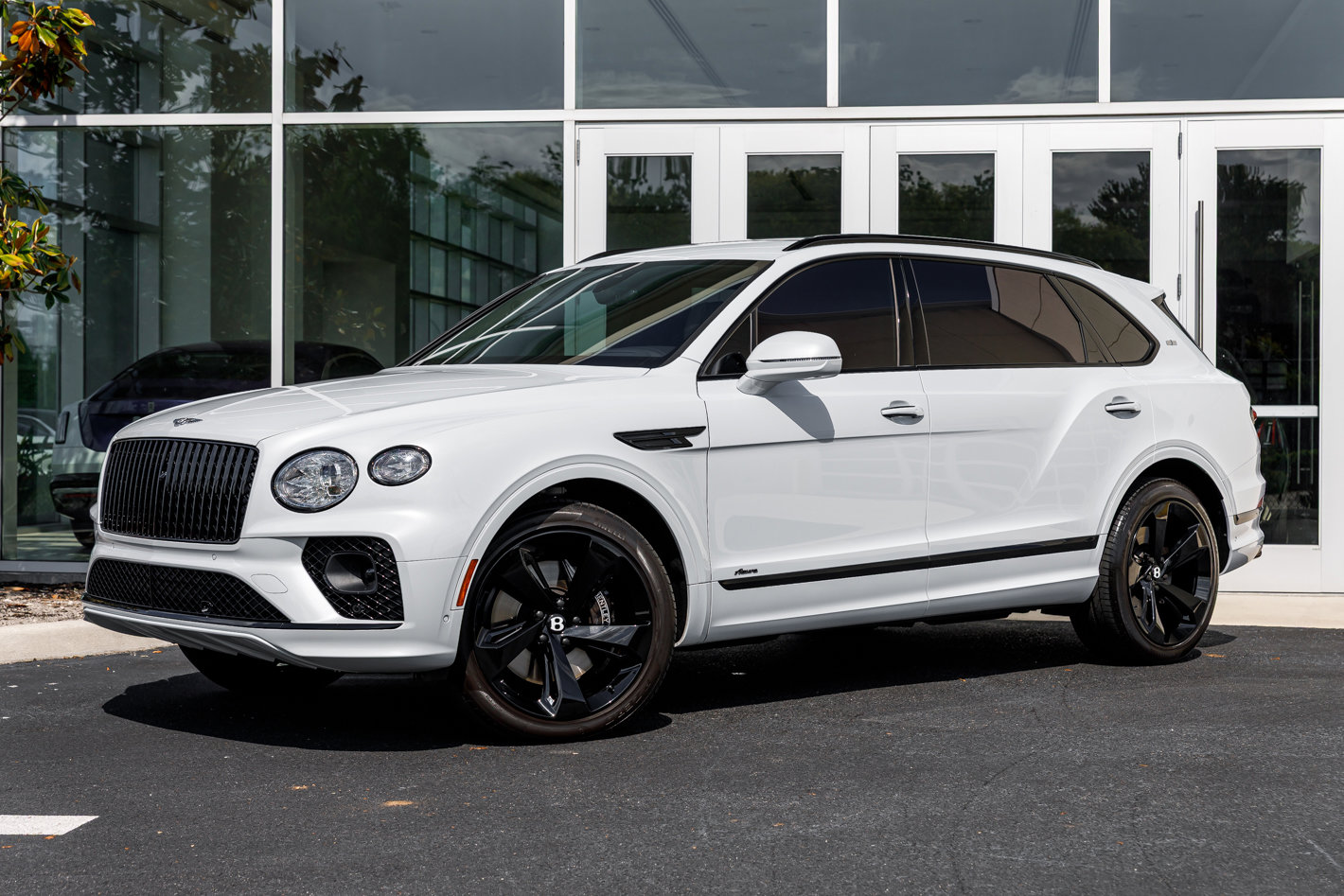 Used 2023 Bentley Bentayga Extended Wheelbase AWD/4WD image 1