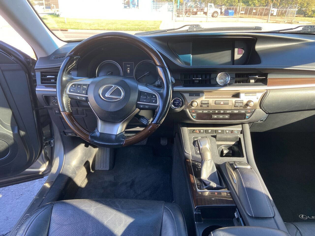 Used 2016 Lexus ES 300h image 18