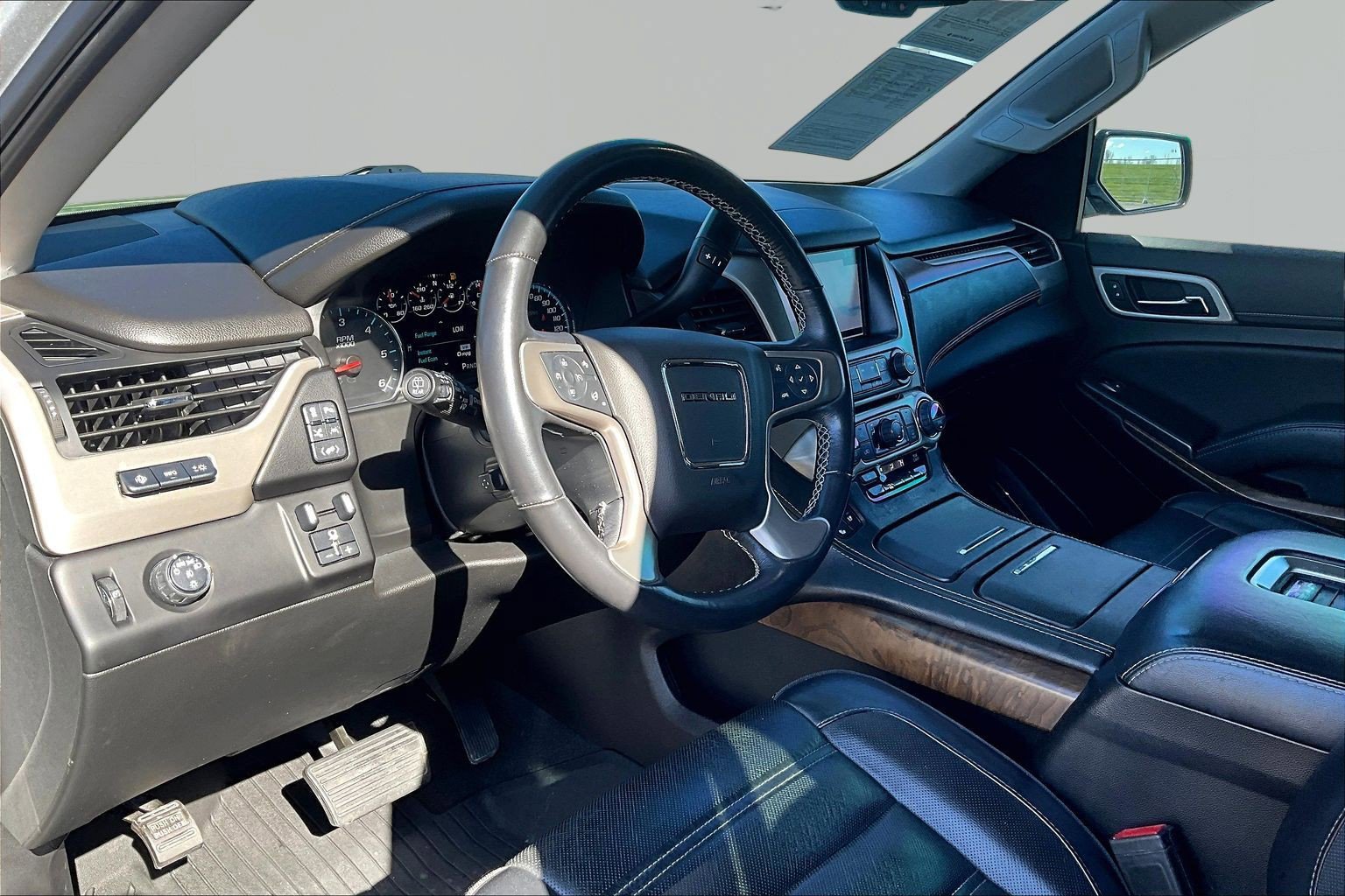Used 2020 GMC Yukon Denali w/ Denali Premium Package image 17