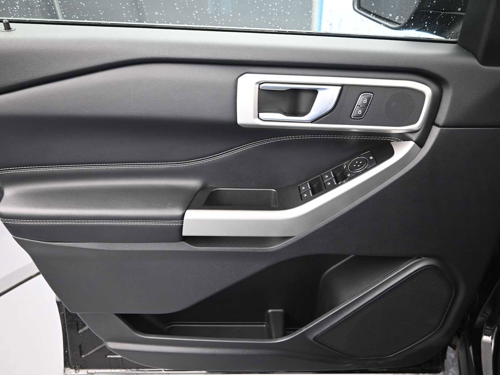 Used 2022 Ford Explorer XLT image 12