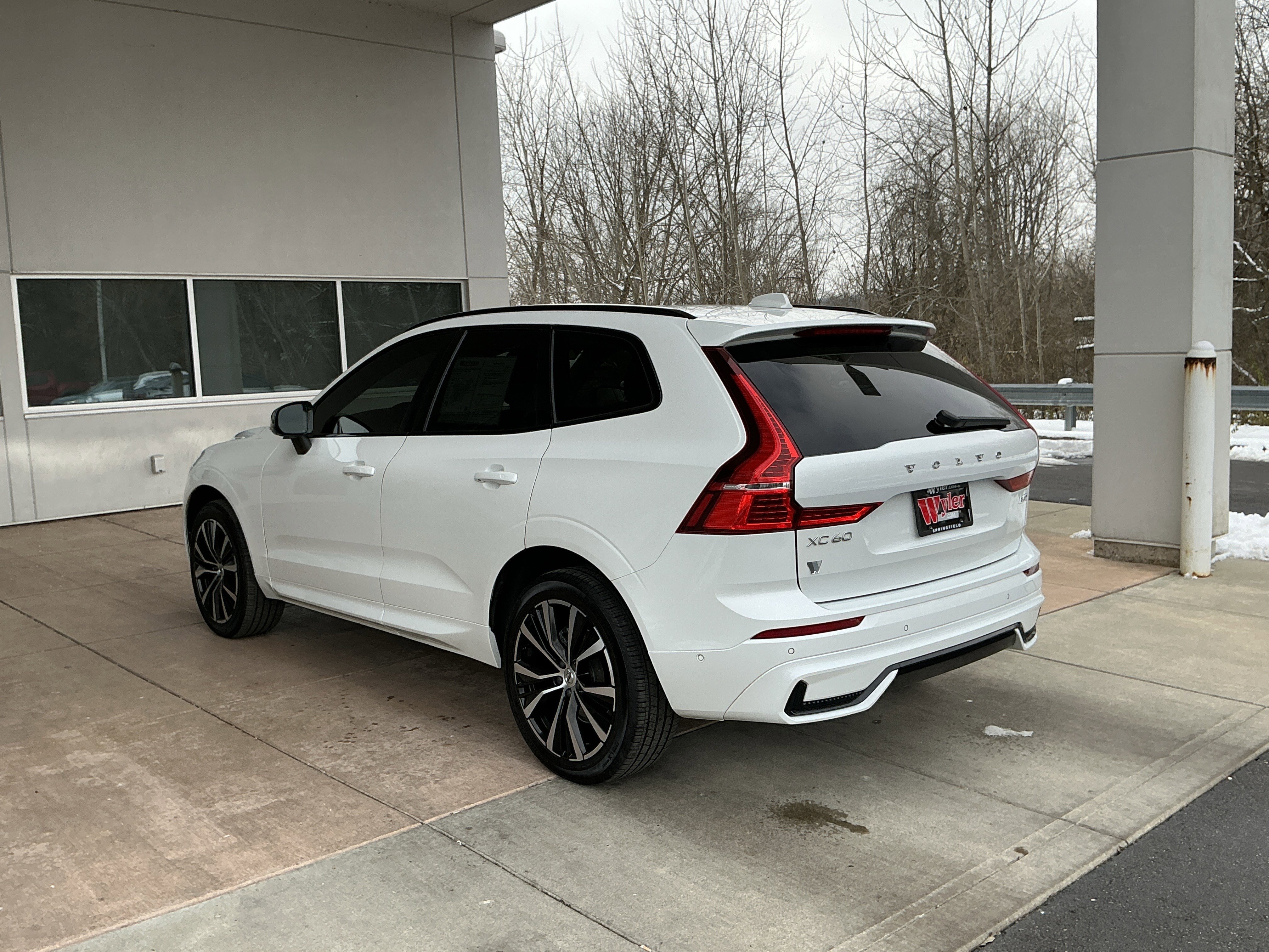 Used 2023 Volvo XC60 B5 Plus image 20