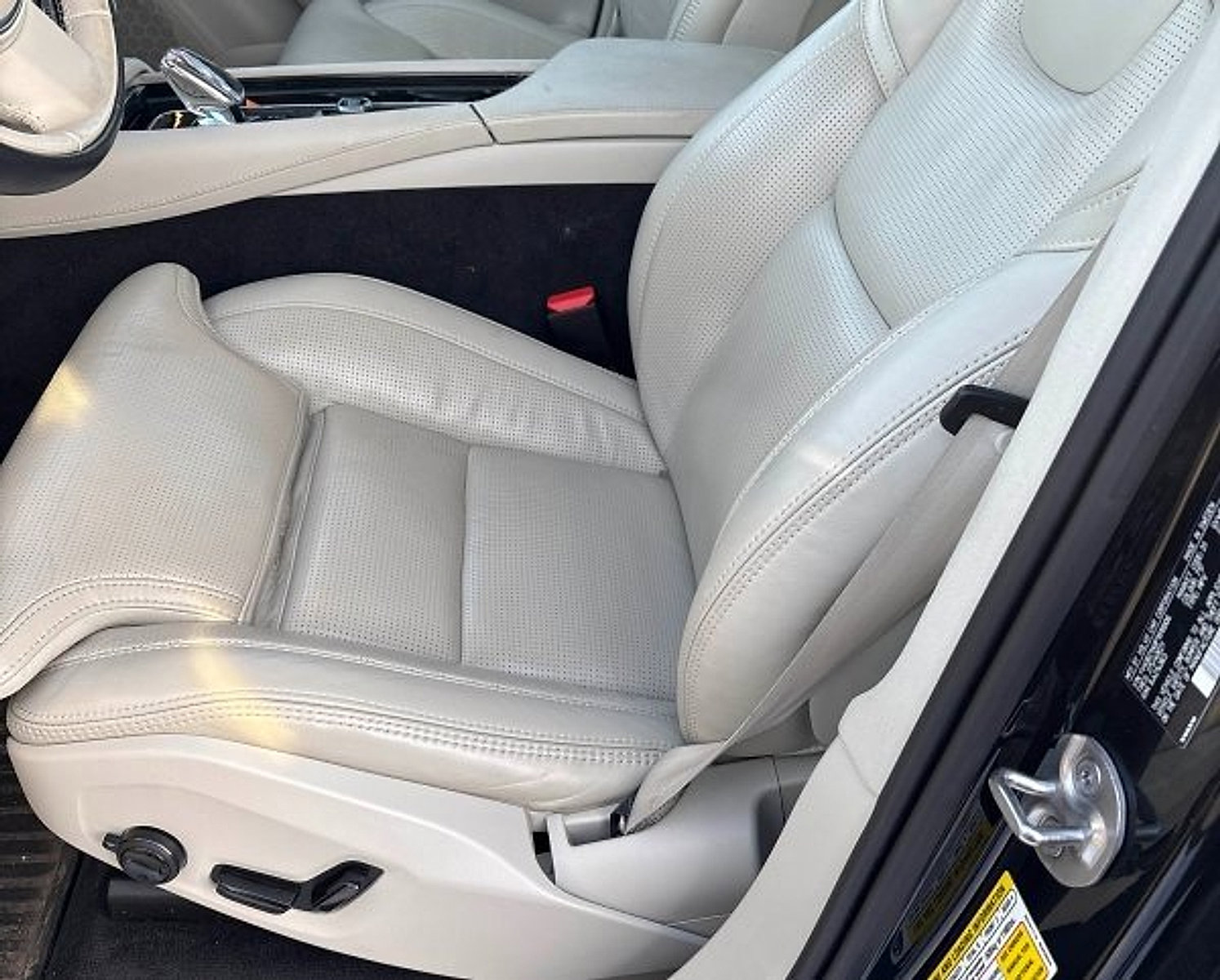 Certified 2023 Volvo XC90 B6 Ultimate w/ Protection Package image 17