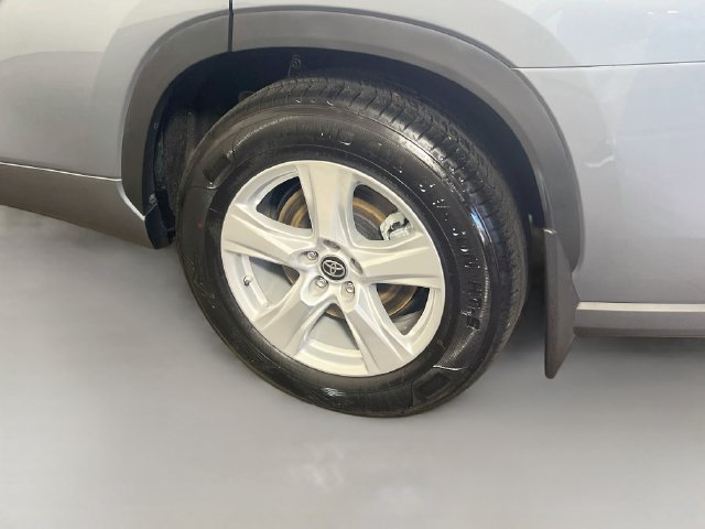 Used 2024 Toyota Highlander LE FWD image 25