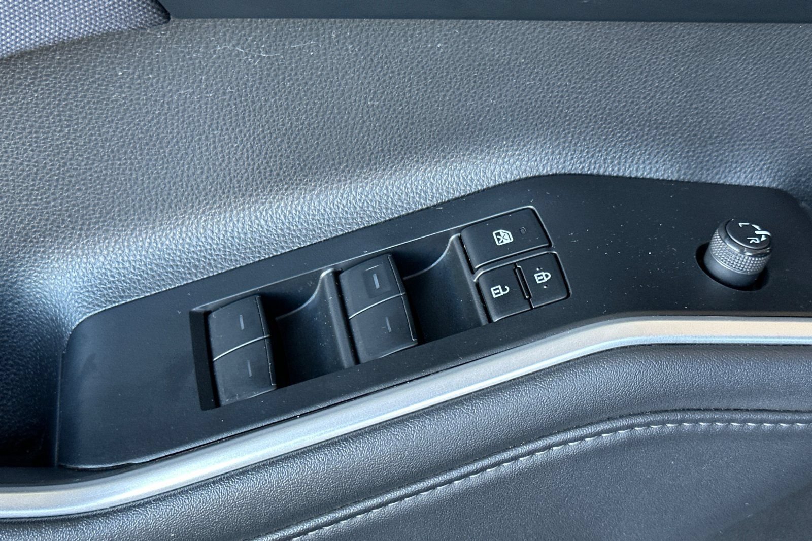 Used 2022 Toyota Highlander LE AWD/4WD image 13