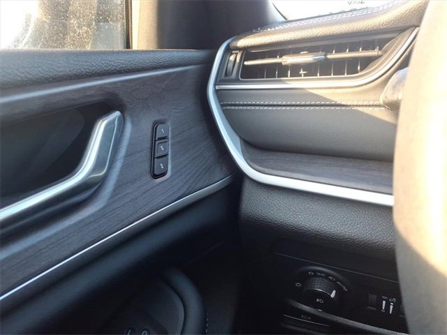 Used 2025 Jeep Grand Cherokee Limited image 21