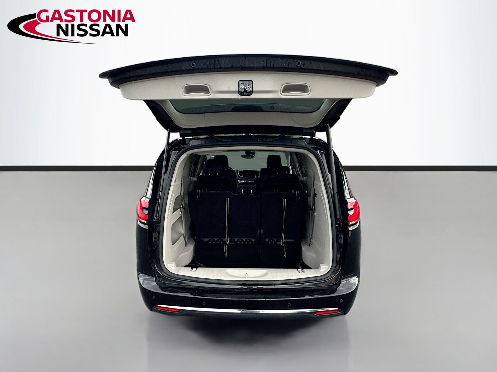 Used 2023 Chrysler Pacifica Touring-L FWD image 35
