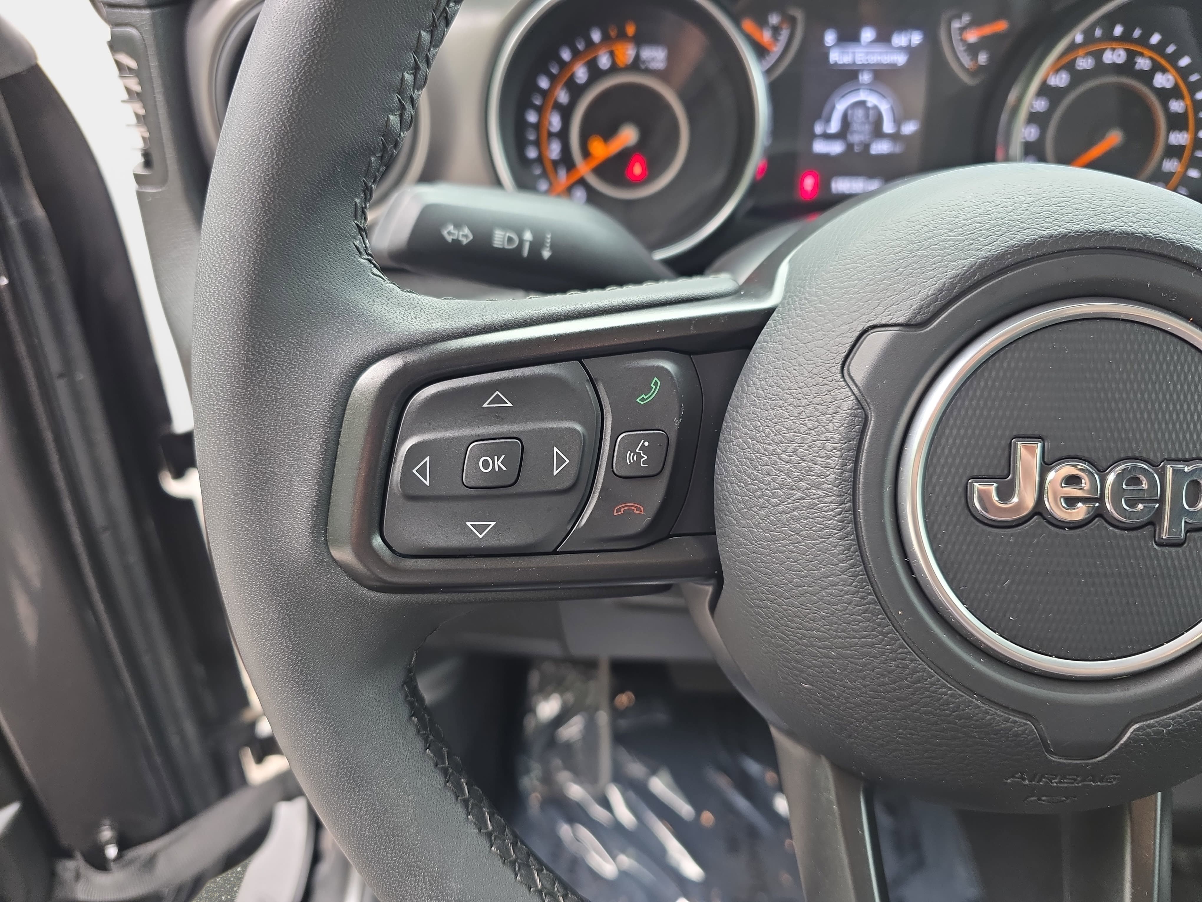 Certified 2023 Jeep Gladiator Sport AWD/4WD image 14