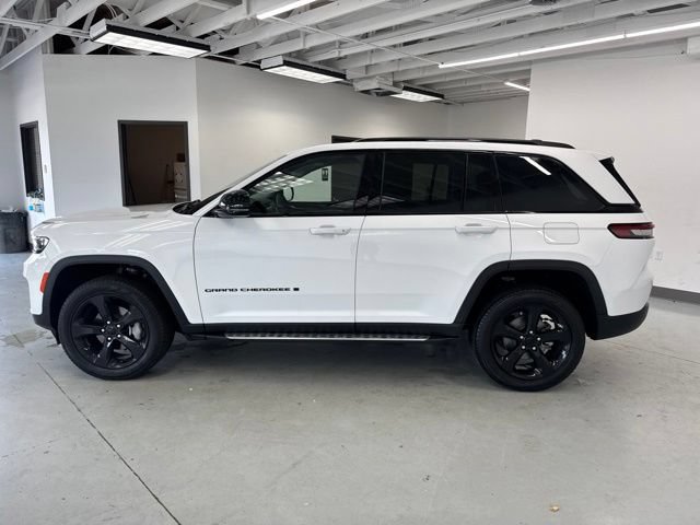 Used 2023 Jeep Grand Cherokee Limited w/ Black Appearance Package AWD/4WD image 7