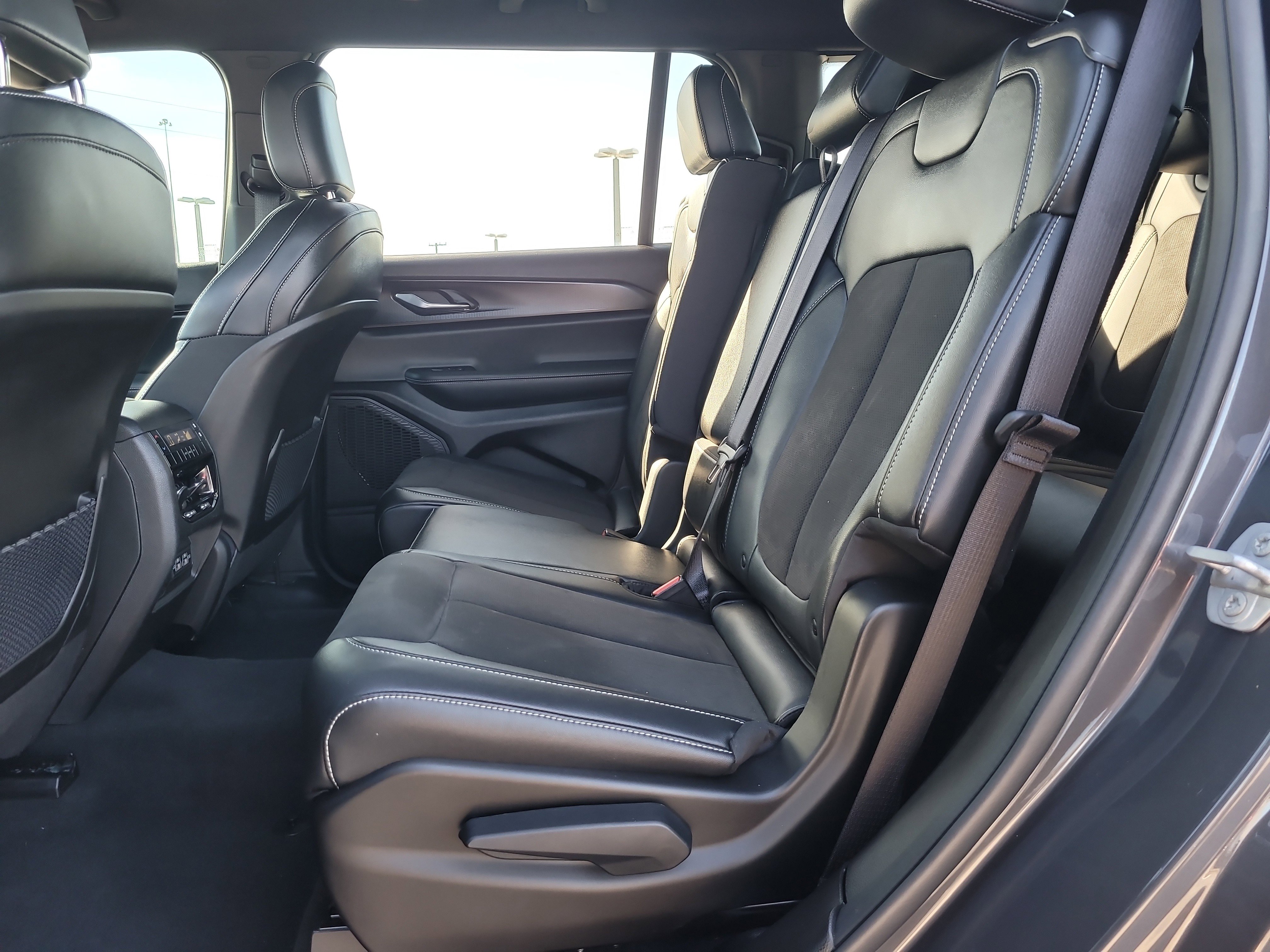 Used 2025 Jeep Grand Cherokee L Laredo image 11