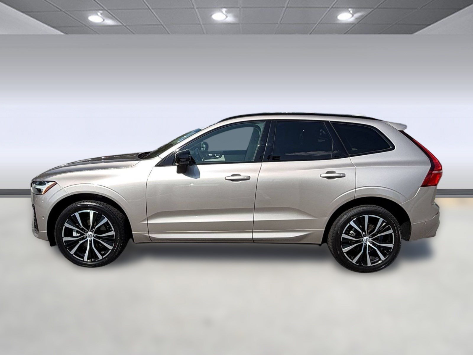 Used 2024 Volvo XC60 B5 Plus AWD/4WD image 2