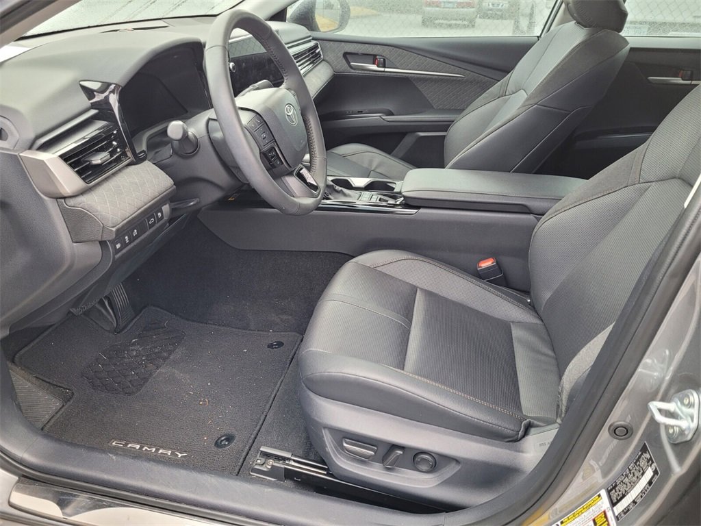Used 2025 Toyota Camry XLE image 5