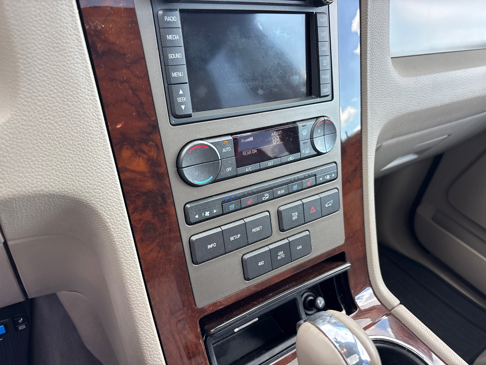 Used 2014 Lincoln Navigator L 4WD image 21