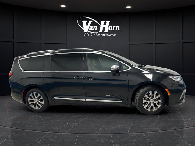 Used 2023 Chrysler Pacifica Pinnacle FWD image 8