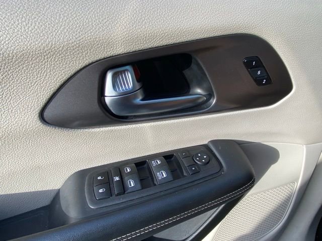 Used 2023 Chrysler Pacifica Touring-L image 19