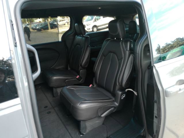 Used 2025 Chrysler Pacifica Select image 19