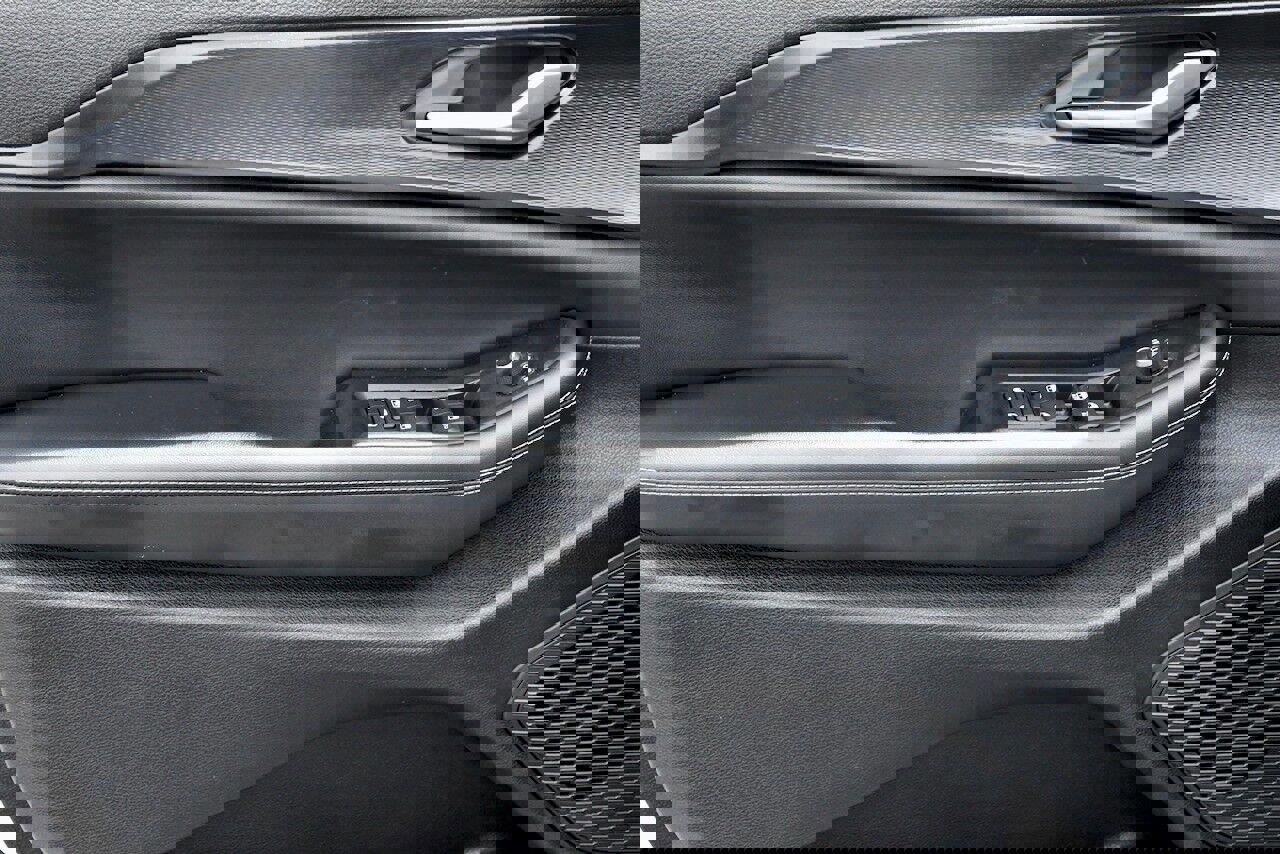 Used 2023 Jeep Grand Cherokee L Laredo image 9