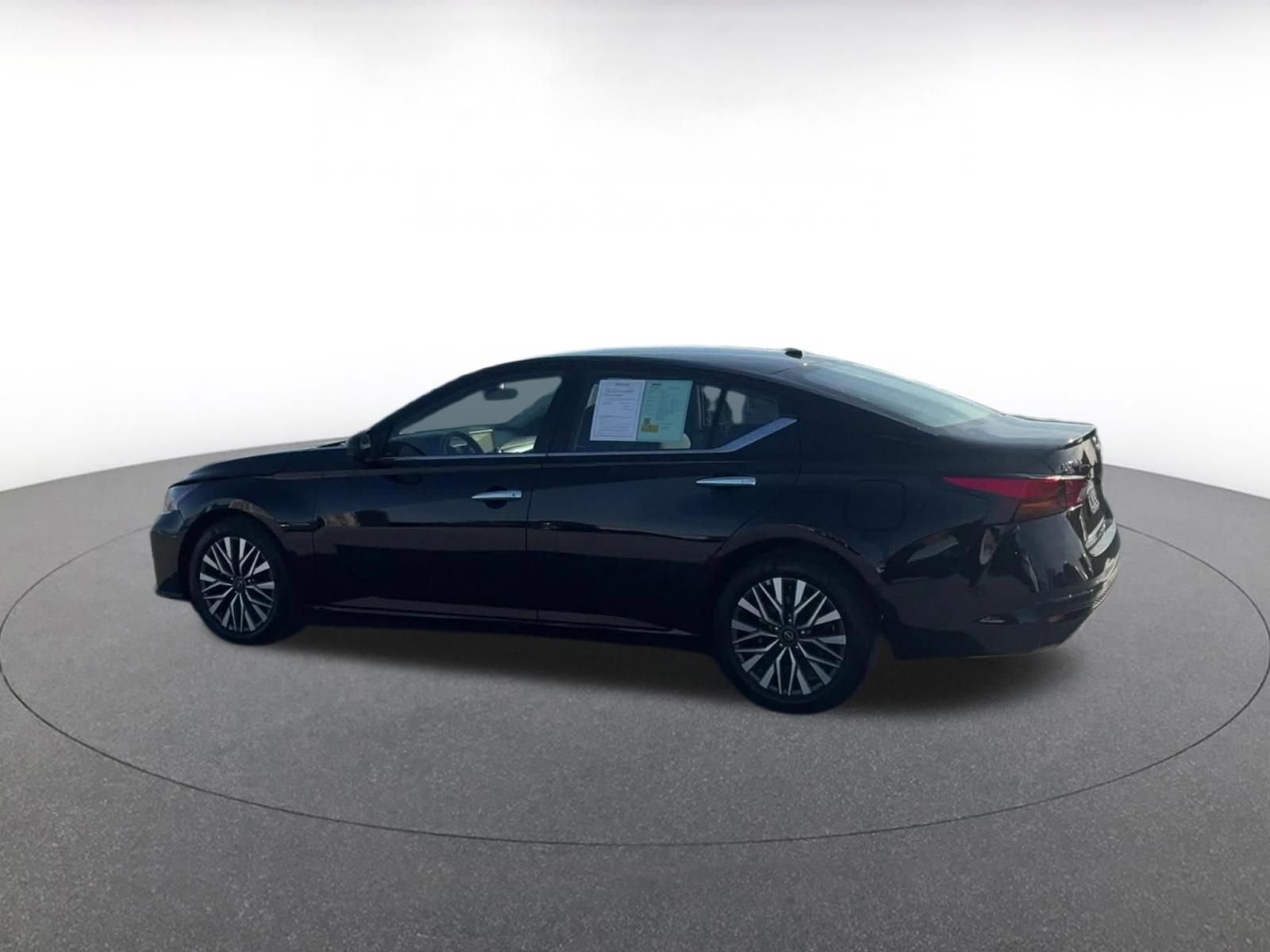 Used 2025 Nissan Altima 2.5 SV image 10