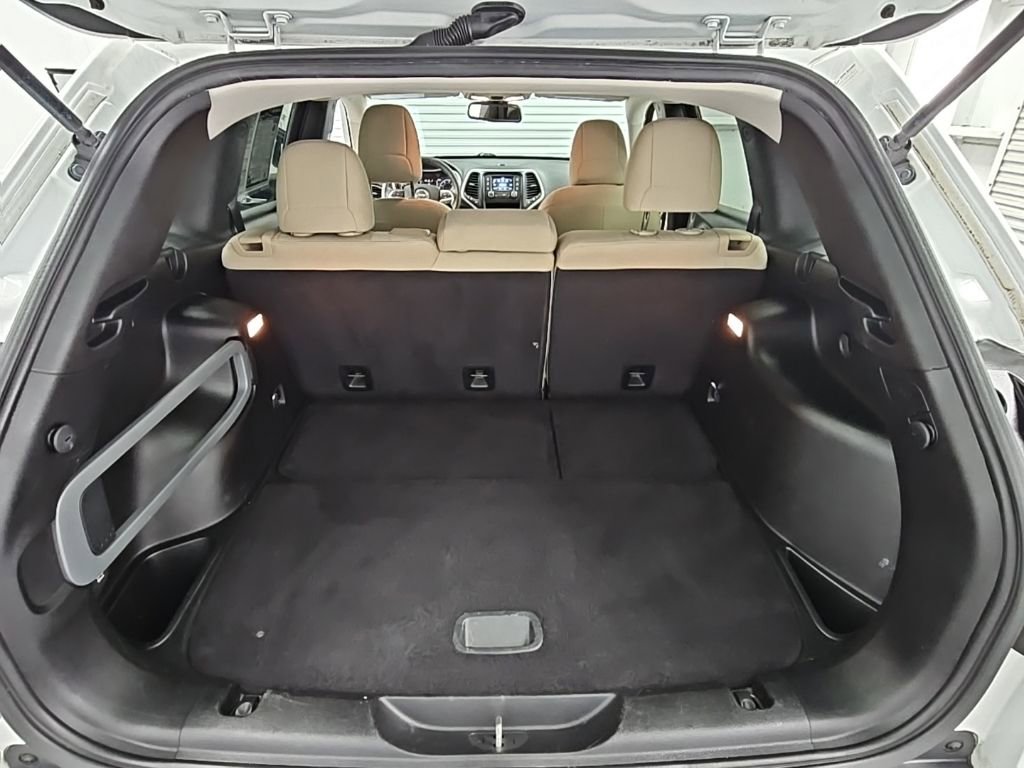 Used 2016 Jeep Cherokee Sport image 29