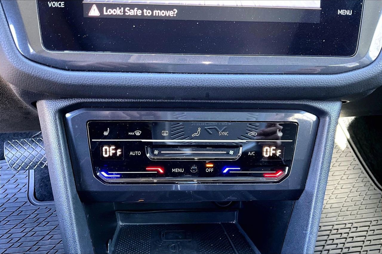 Used 2022 Volkswagen Tiguan SE w/ Panoramic Sunroof Package image 18