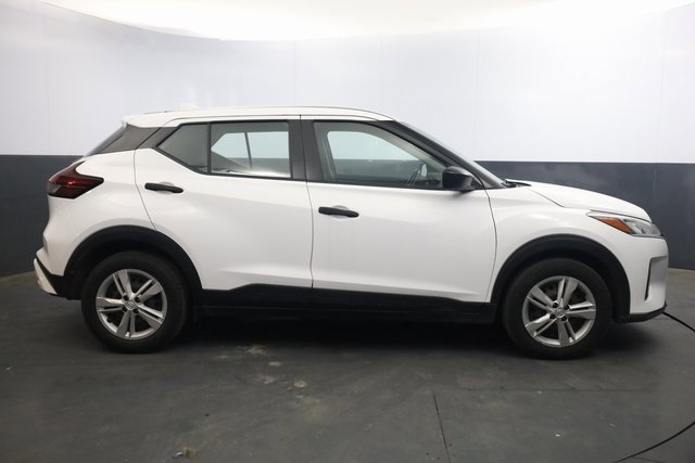 Used 2022 Nissan Kicks S image 3