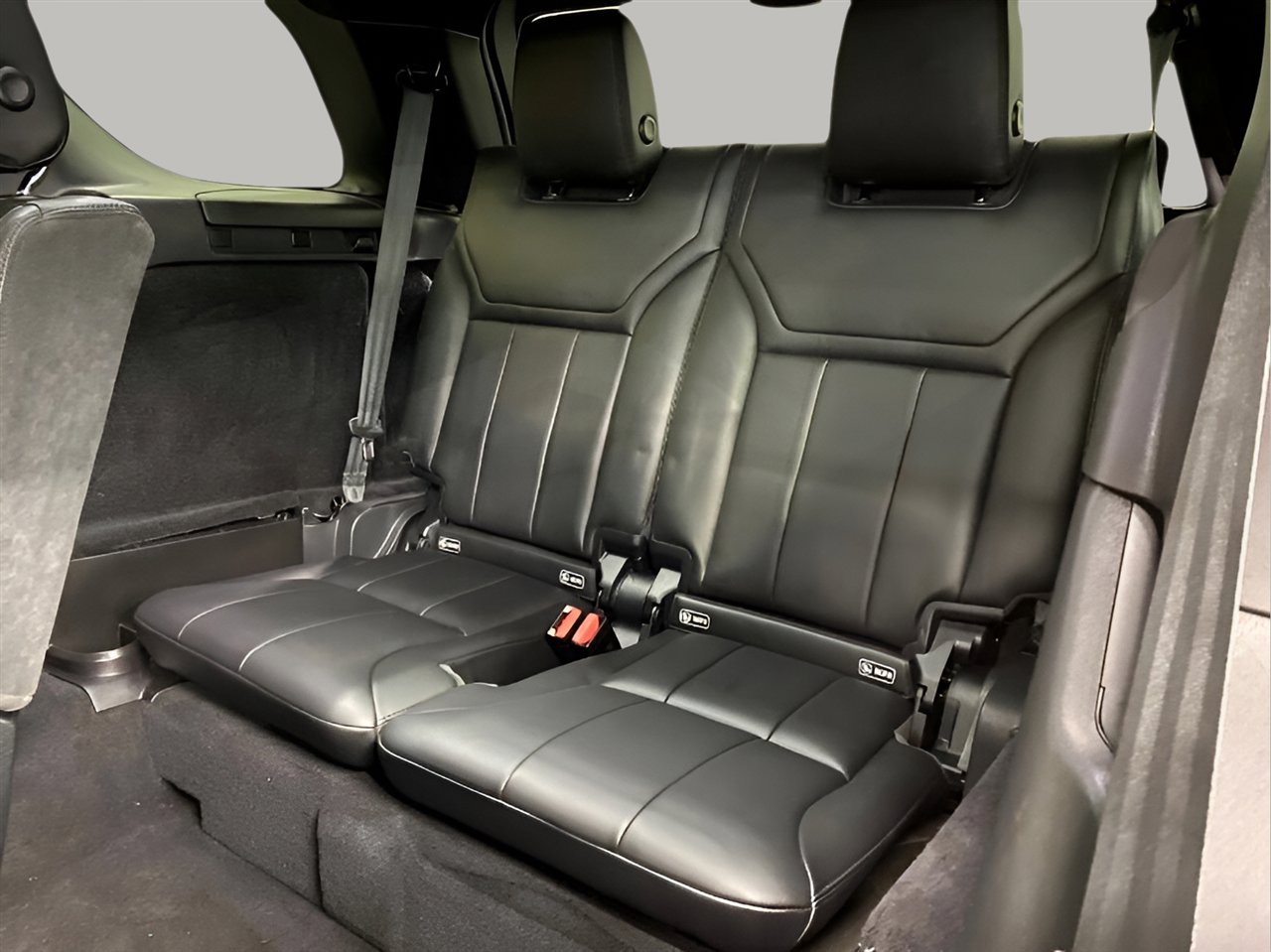 Used 2017 Land Rover Discovery SE image 24