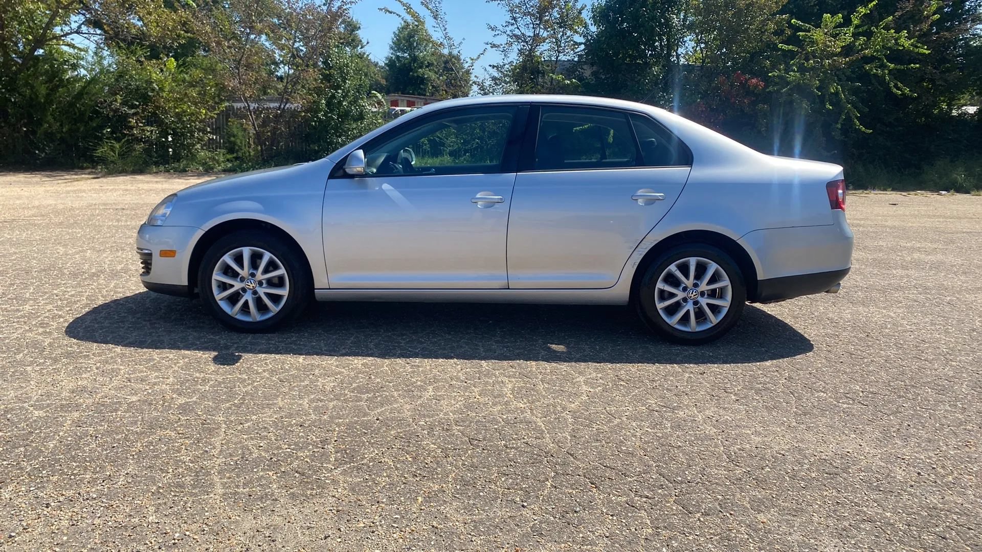 Used 2010 Volkswagen Jetta Limited Edition FWD image 2