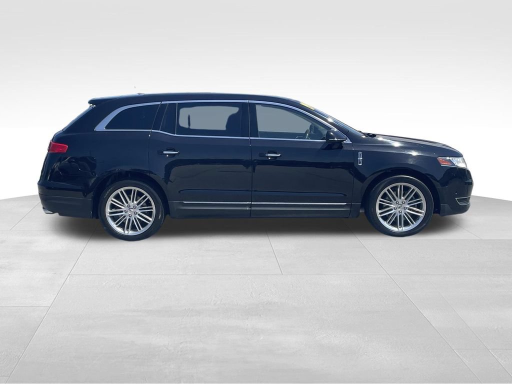Used 2019 Lincoln MKT AWD image 2