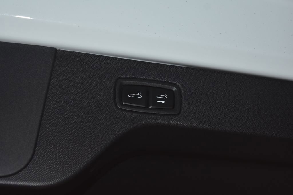 Certified 2025 Porsche Macan Electric image 30