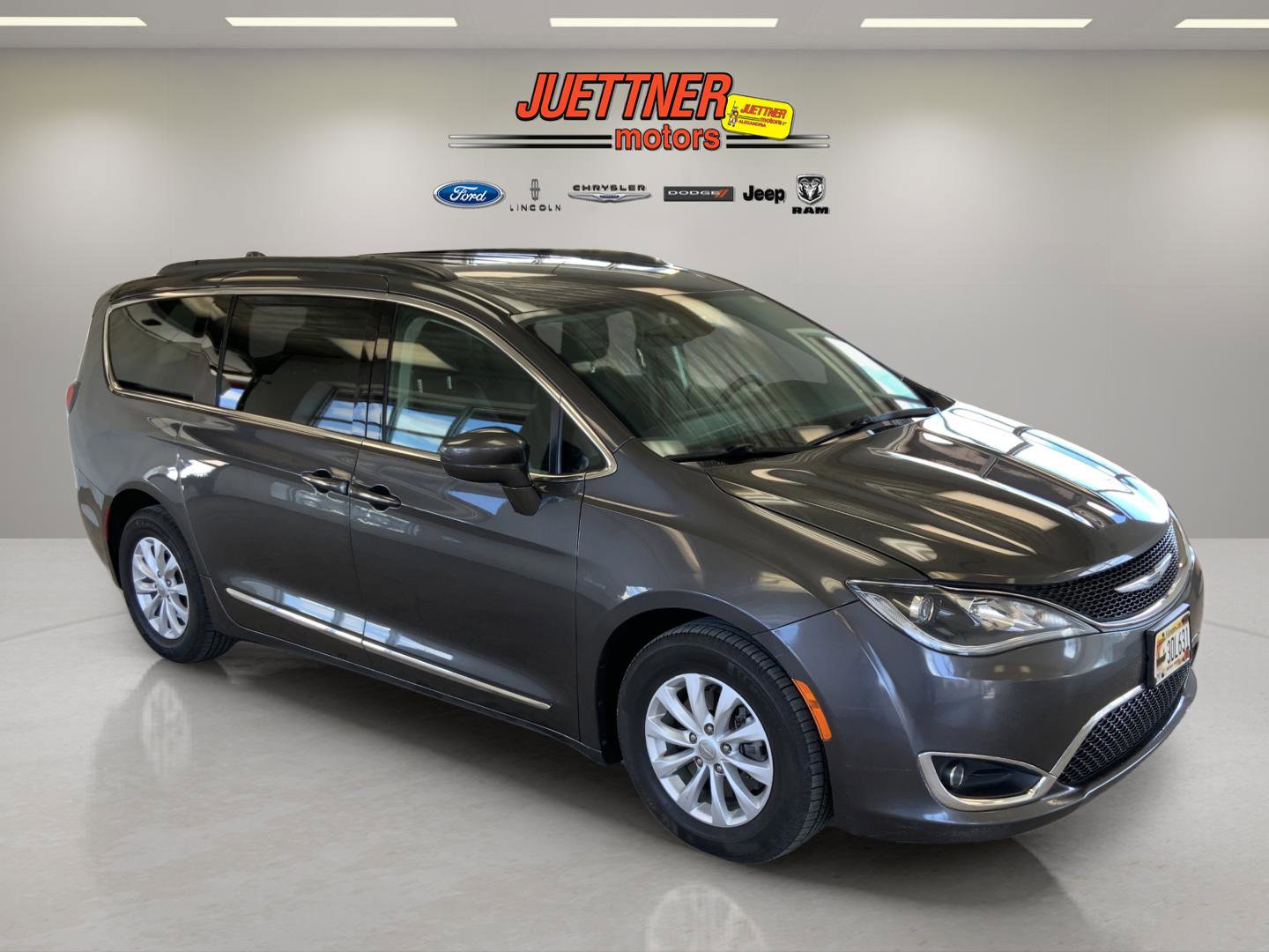 Used 2017 Chrysler Pacifica Touring-L FWD image 10