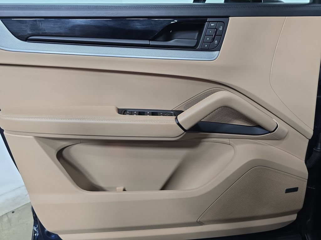 Certified 2024 Porsche Cayenne Coupe AWD/4WD image 22