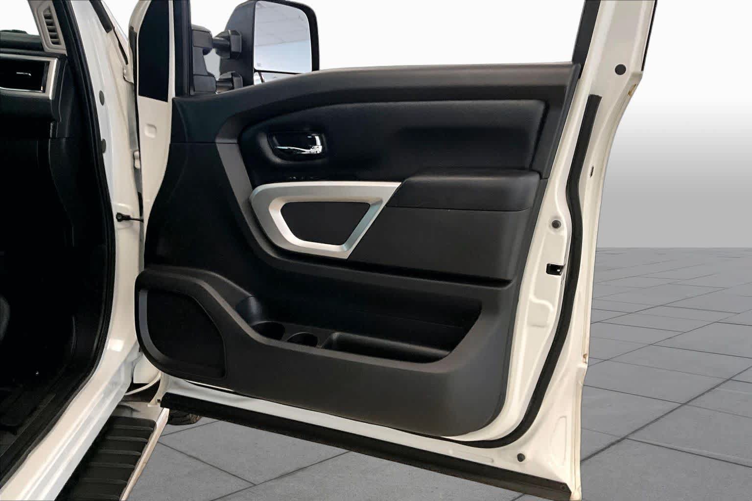 Used 2018 Nissan Titan SV w/ SV Convenience Package AWD/4WD image 21
