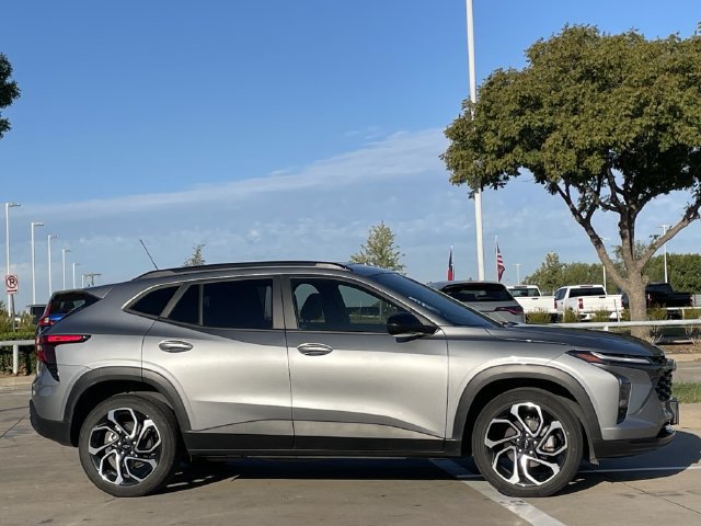 Used 2024 Chevrolet Trax RS w/ Sunroof Package FWD image 3