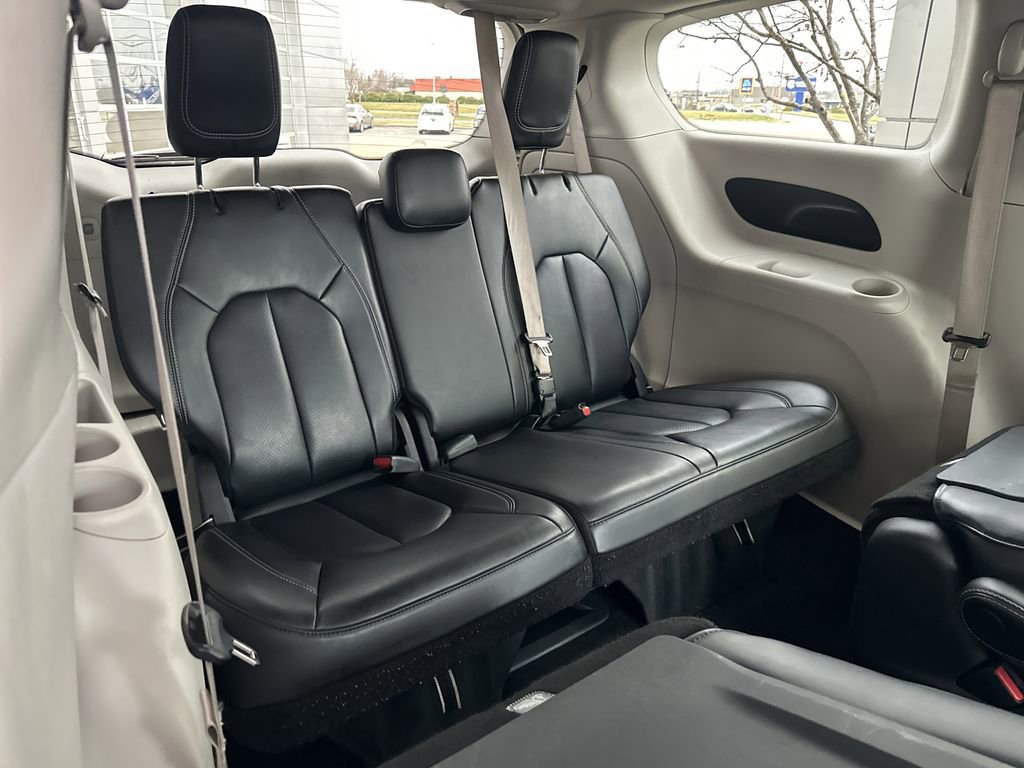 Used 2023 Chrysler Pacifica Touring-L FWD image 15