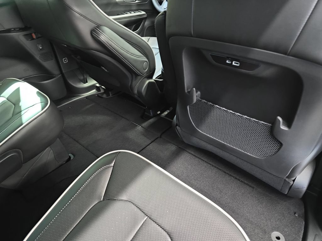 New 2027 Chrysler Pacifica Limited FWD image 12
