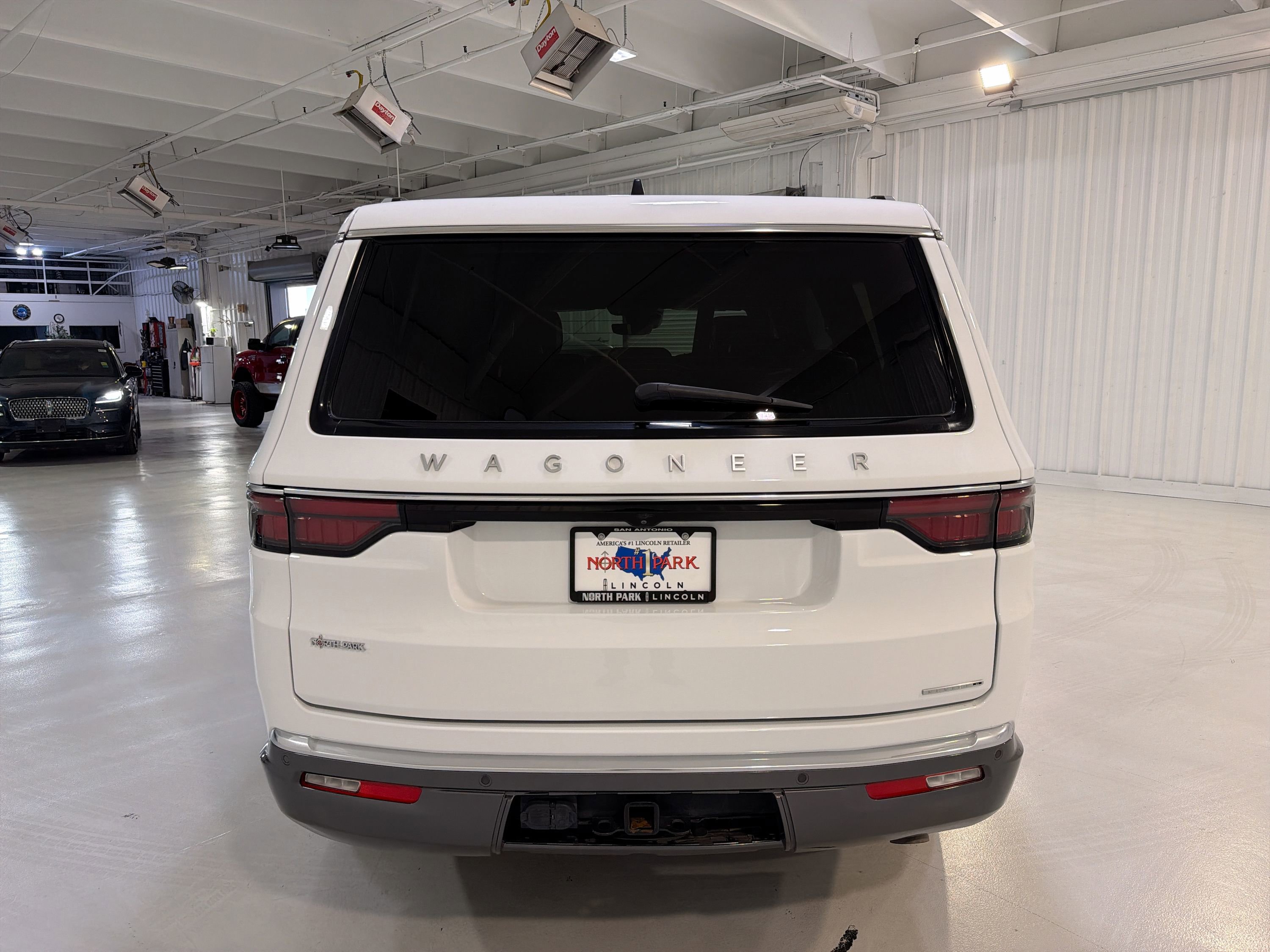 Used 2022 Jeep Wagoneer Series II RWD image 27