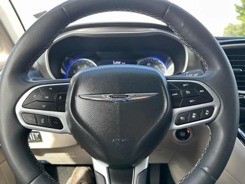 Used 2024 Chrysler Pacifica Touring-L FWD image 16