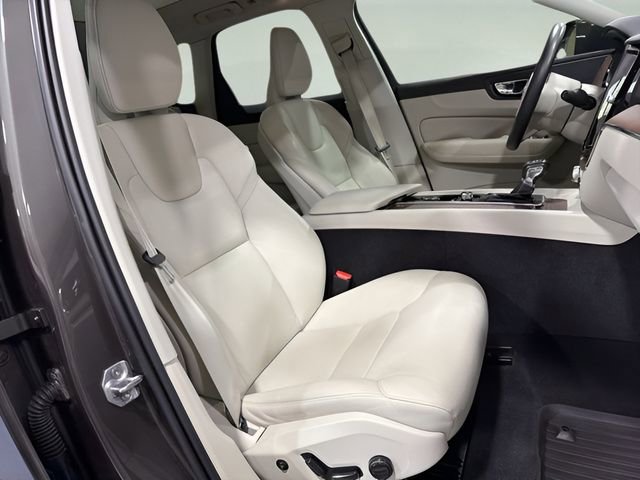Used 2021 Volvo XC60 T5 Momentum w/ Premium Package image 14