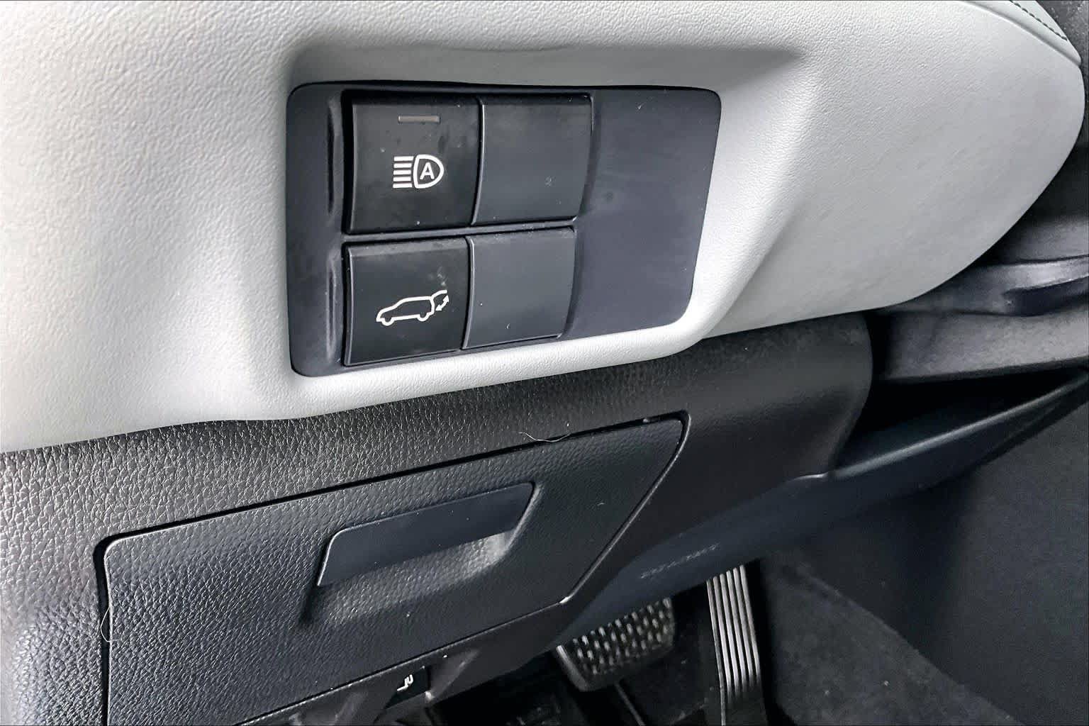 Used 2021 Toyota Highlander LE AWD/4WD image 32