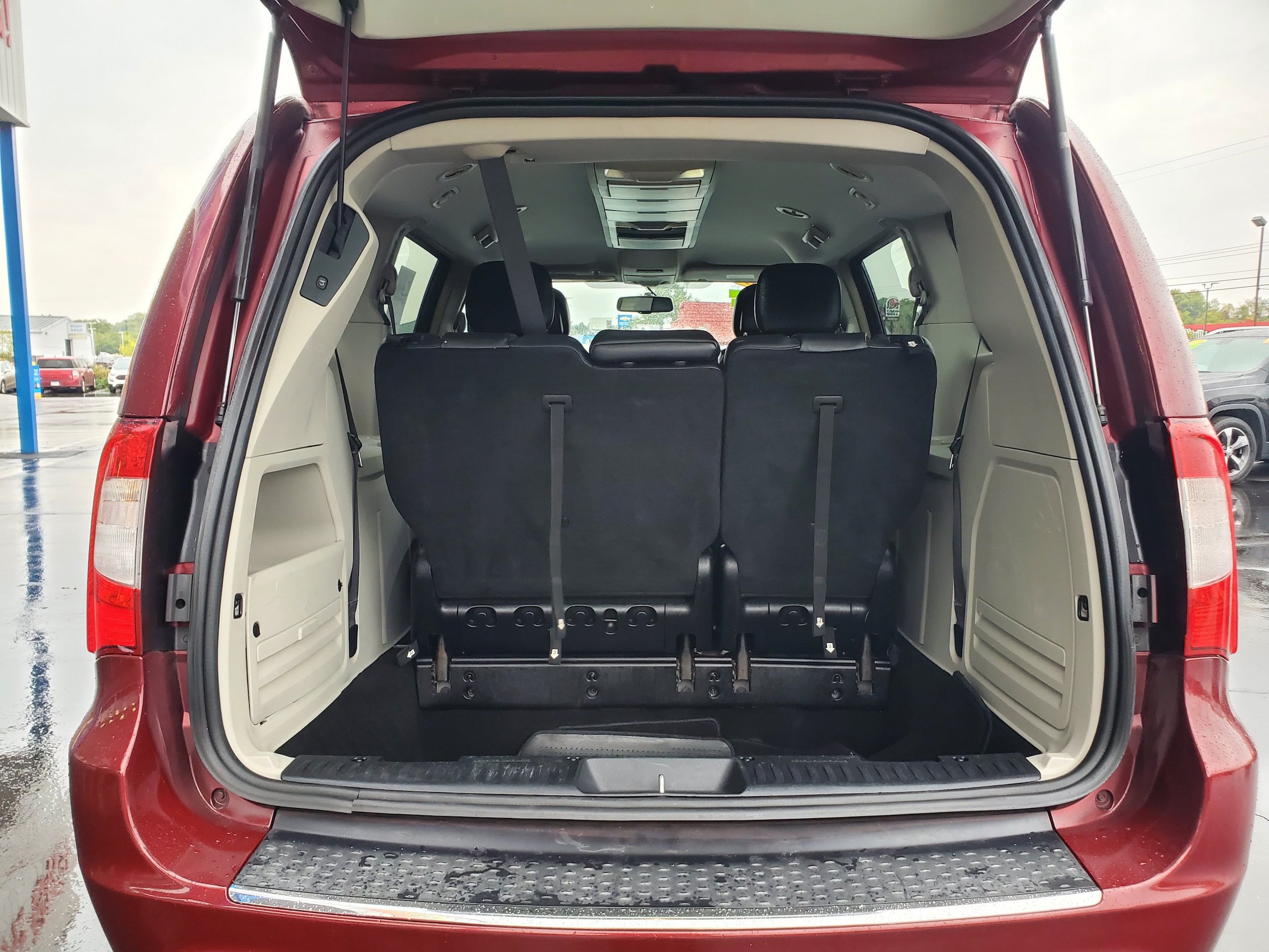 Used 2016 Chrysler Town & Country Touring FWD image 29