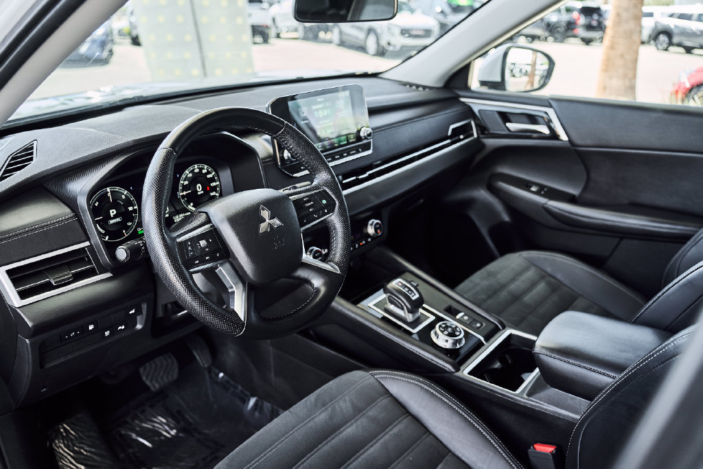 Used 2024 Mitsubishi Outlander SE AWD/4WD image 2