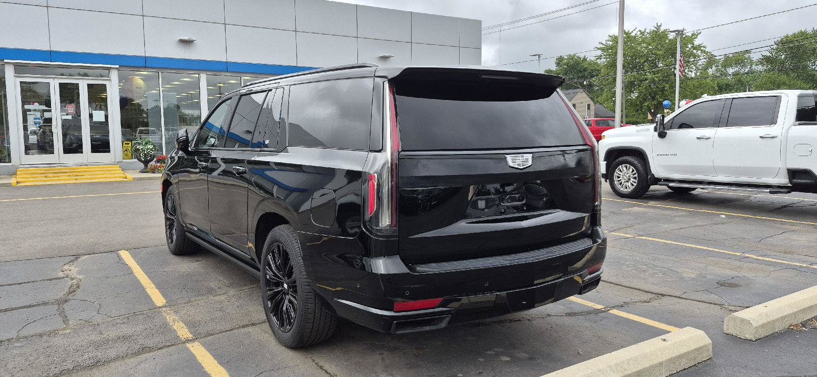 Used 2022 Cadillac Escalade ESV Sport w/ Touring Package AWD/4WD image 4