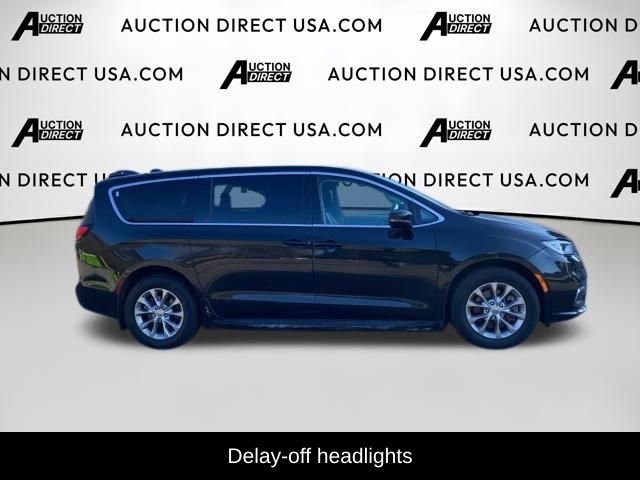 Used 2023 Chrysler Pacifica Touring-L image 5