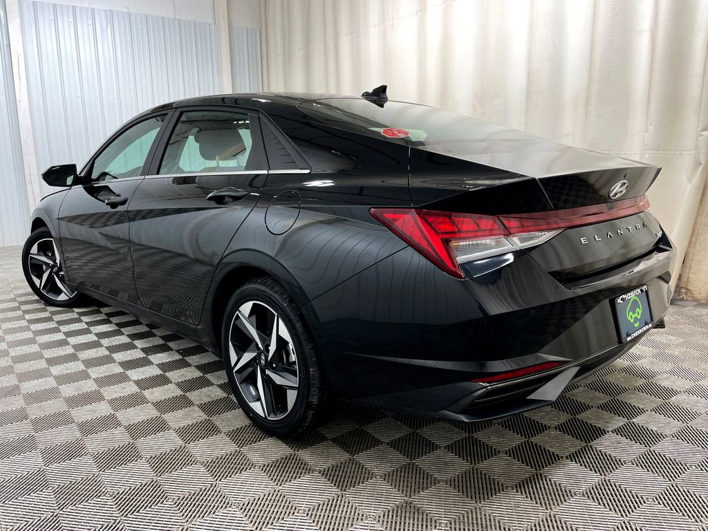Used 2023 Hyundai Elantra Limited w/ Preferred Accessory Package FWD image 16