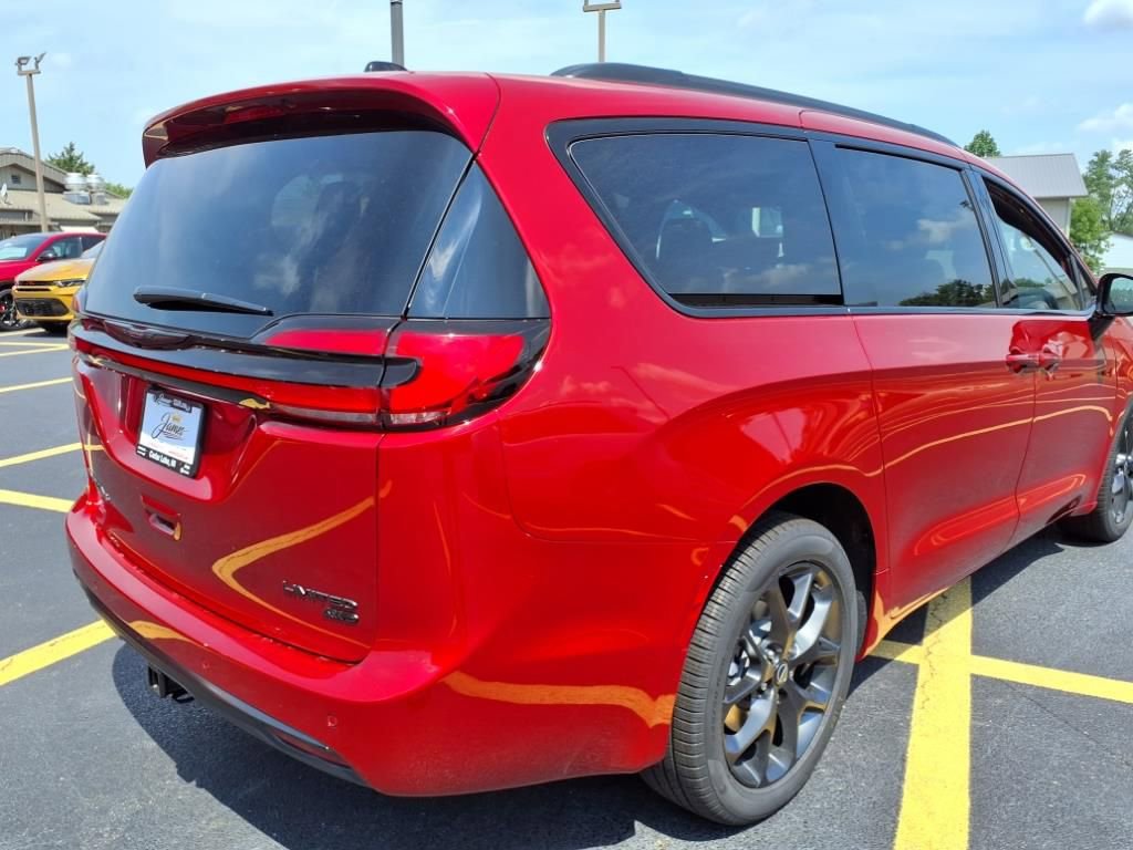 New 2026 Chrysler Pacifica Limited image 5