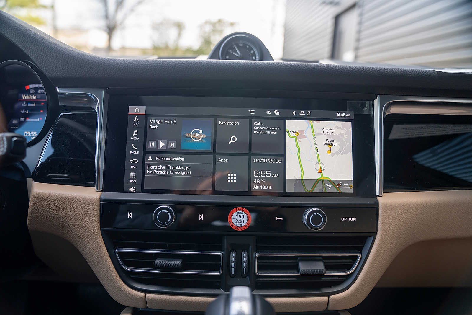 Certified 2025 Porsche Macan AWD/4WD image 12