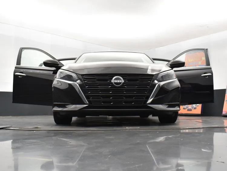 Used 2024 Nissan Altima 2.5 SV image 11
