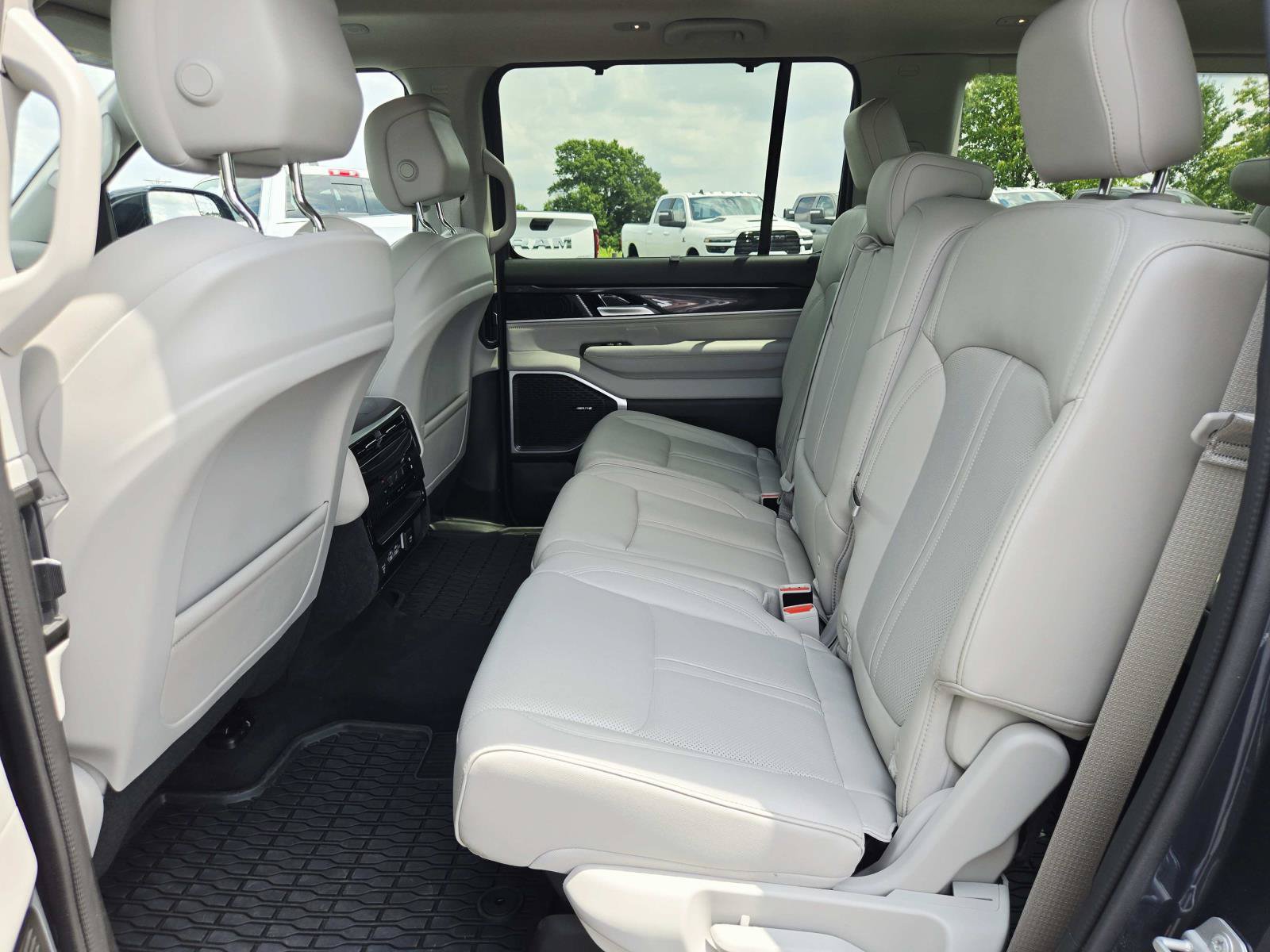 Used 2024 Jeep Wagoneer 4WD w/ Premium Group I image 14