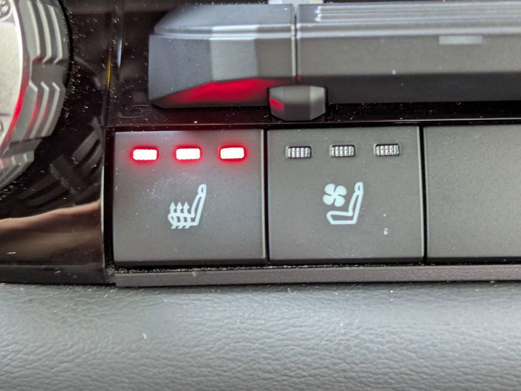 Used 2023 Toyota Tundra Platinum AWD/4WD image 30